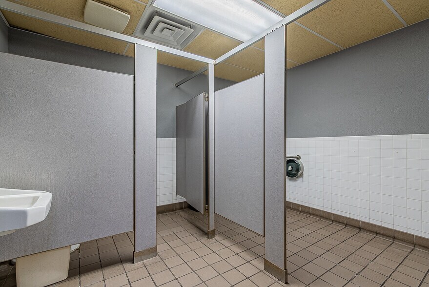 More Photos Of 611 E Main St, Somerton Service Station For Sale