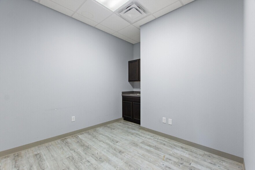 More Photos Of 105 Park Place Blvd, Davenport Medical For Sale