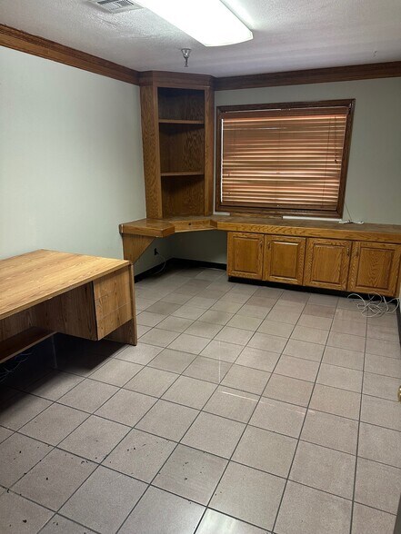 More Photos Of 5935-5975 Polaris Ave, Las Vegas Service For Lease