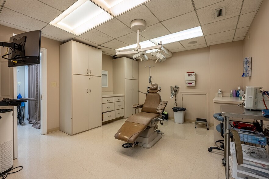 More Photos Of 1303 Macom Dr, Naperville Medical For Lease