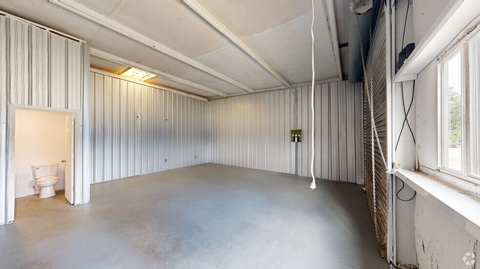 More Photos Of 9465 Creosote Rd, Gulfport Flex For Lease