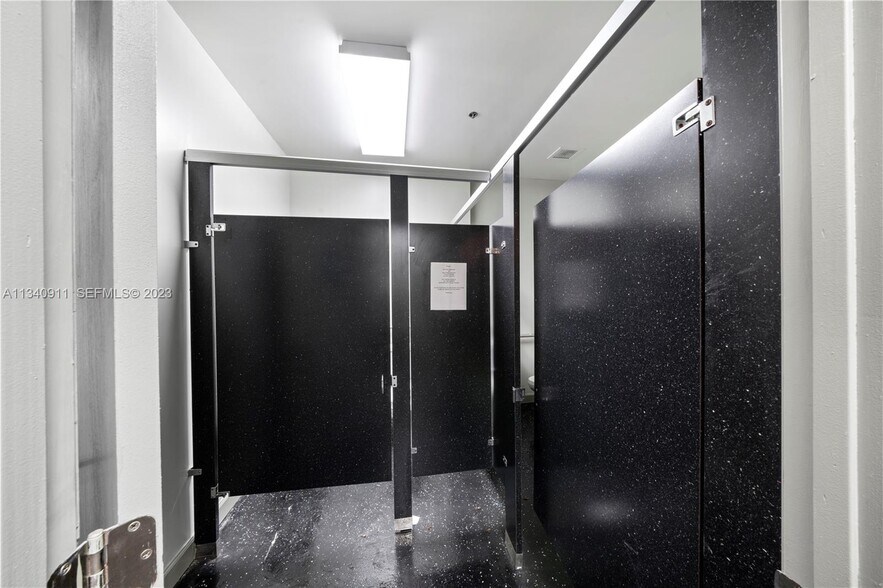 More Photos Of 2585 NW 21st Ter, Miami Warehouse For Lease