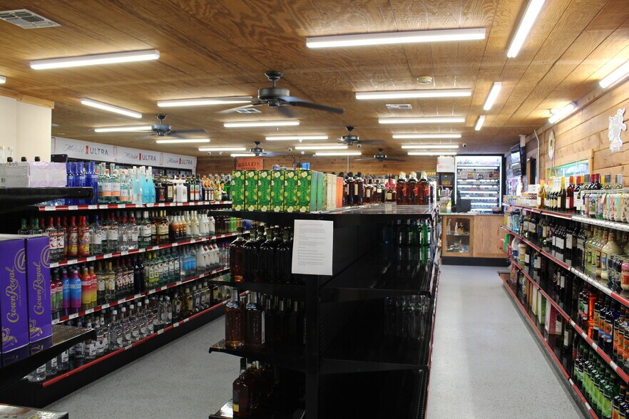 More Photos Of 805-807 E Hall St, Bangs Medical For Sale