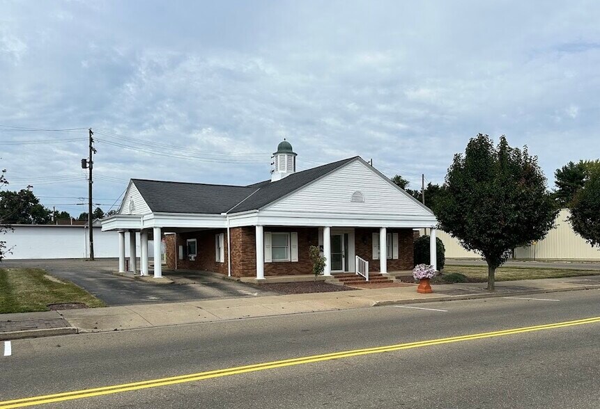 Primary Photo Of 327 E 3rd St, Uhrichsville Bank For Sale