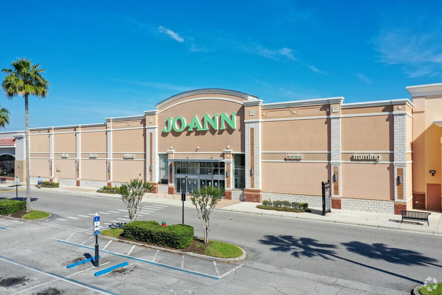 More Photos Of 303-881 N Alafaya Trl, Orlando Unknown For Lease