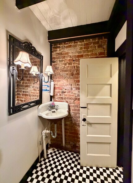 More Photos Of 100 S Main St, Yazoo City Flex For Sale