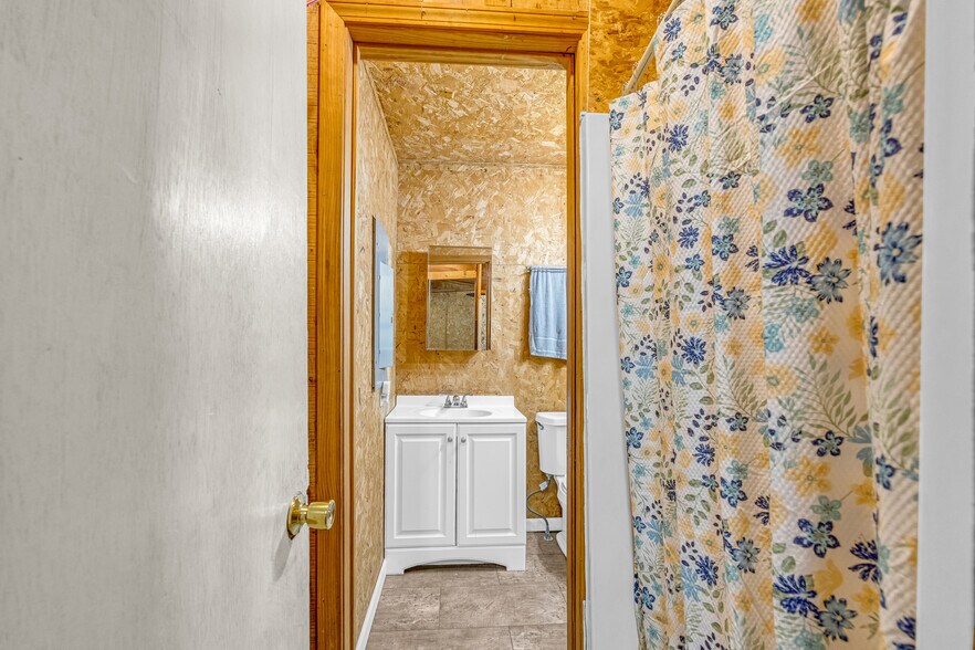 More Photos Of 252 Komplex Dr, Carnesville Warehouse For Sale