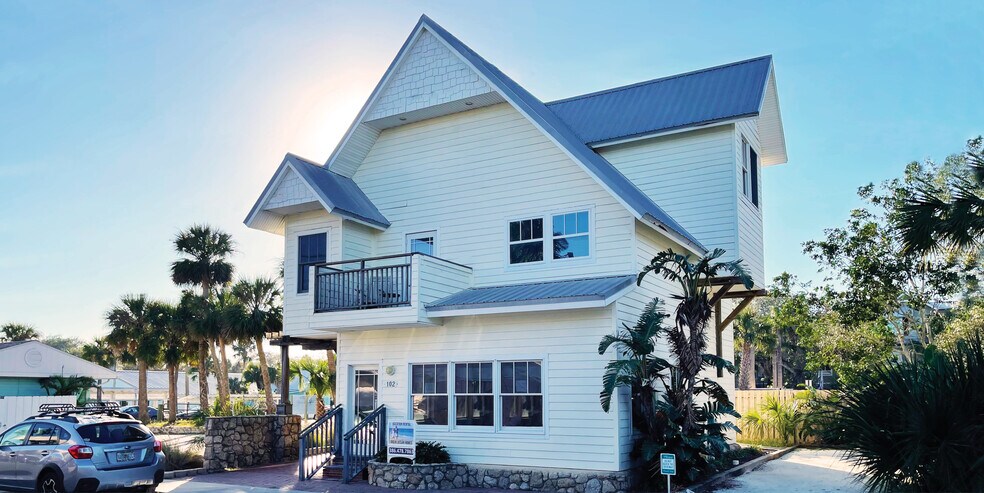 More Photos Of 102 N Pine St, New Smyrna Beach Storefront Retail Residential For Lease