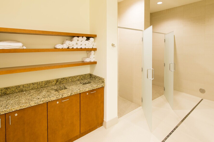 More Photos Of 300 Throckmorton St, Fort Worth Office For Sale