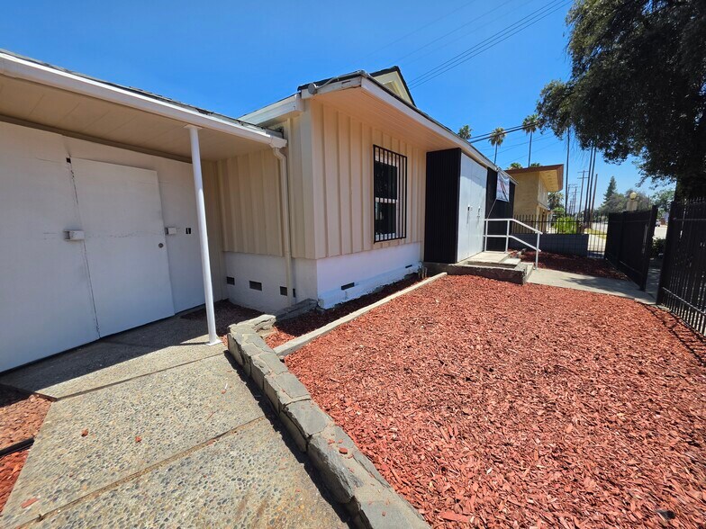 Primary Photo Of 1673-1675 N D St, San Bernardino Office For Lease