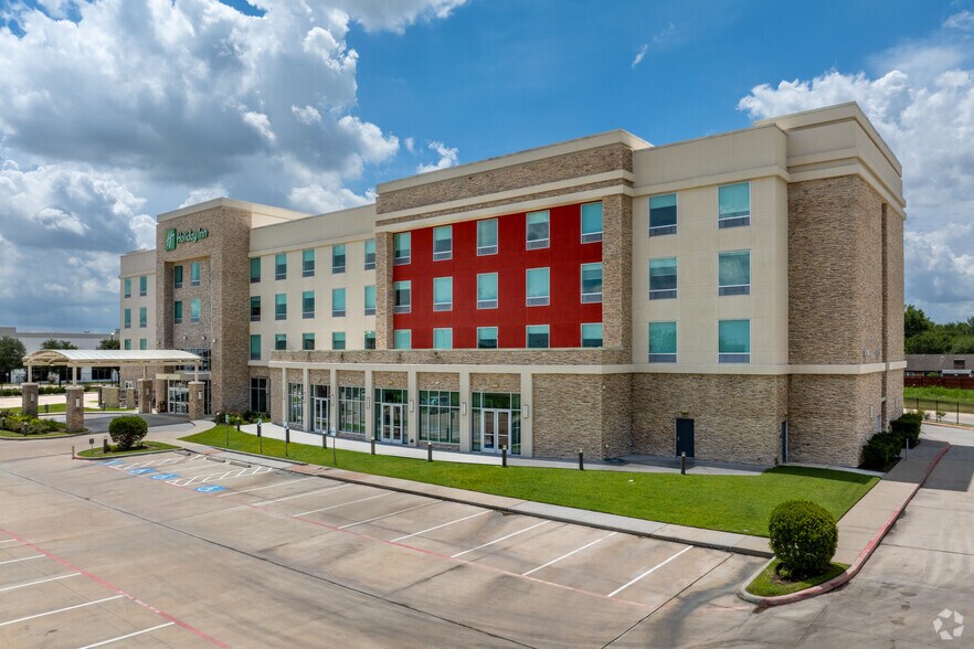 More Photos Of 3539 N Sam Houston Pky, Houston Hotel For Sale