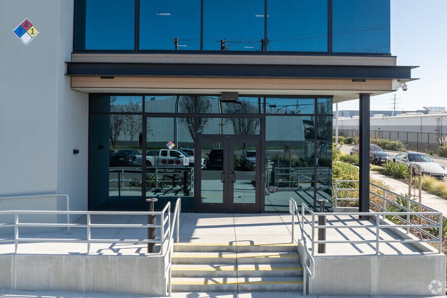 More Photos Of 25500 Clawiter Rd, Hayward Warehouse For Lease