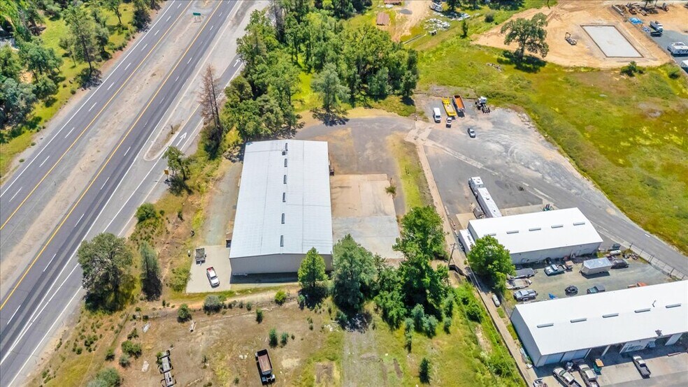 More Photos Of 20833 Mechanical Dr, Sonora Warehouse For Sale