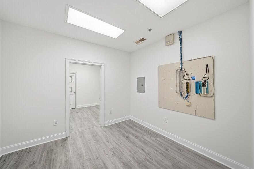 More Photos Of 103 Weatherstone Dr, Woodstock Medical For Lease