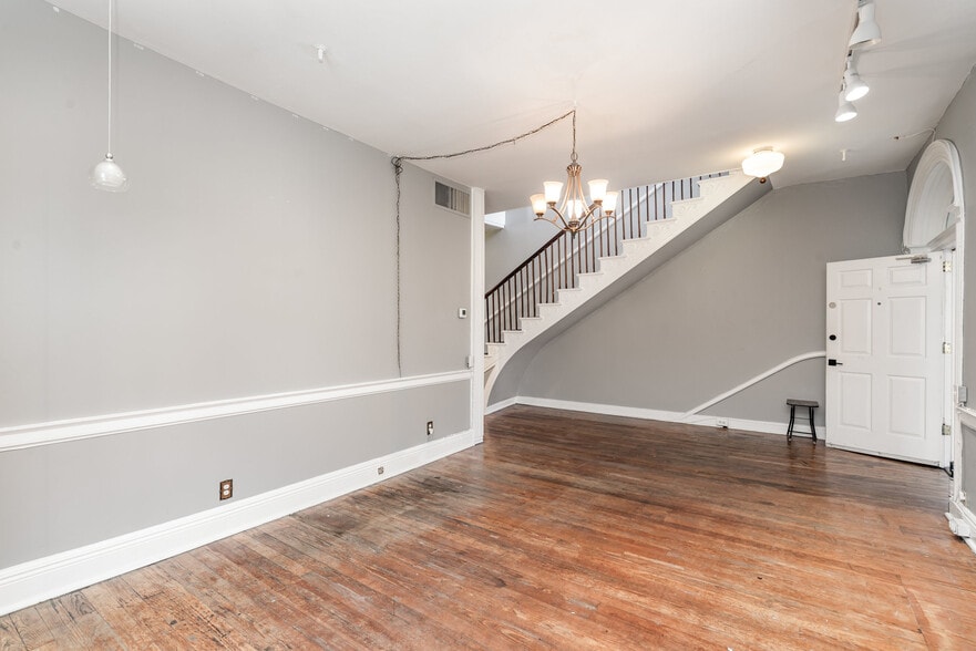 More Photos Of 826 Caroline St, Fredericksburg Storefront Retail Office For Lease