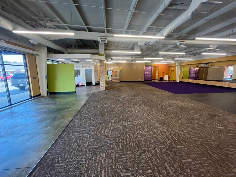 More Photos Of 5530 E Highway 62, Jeffersonville Storefront For Lease