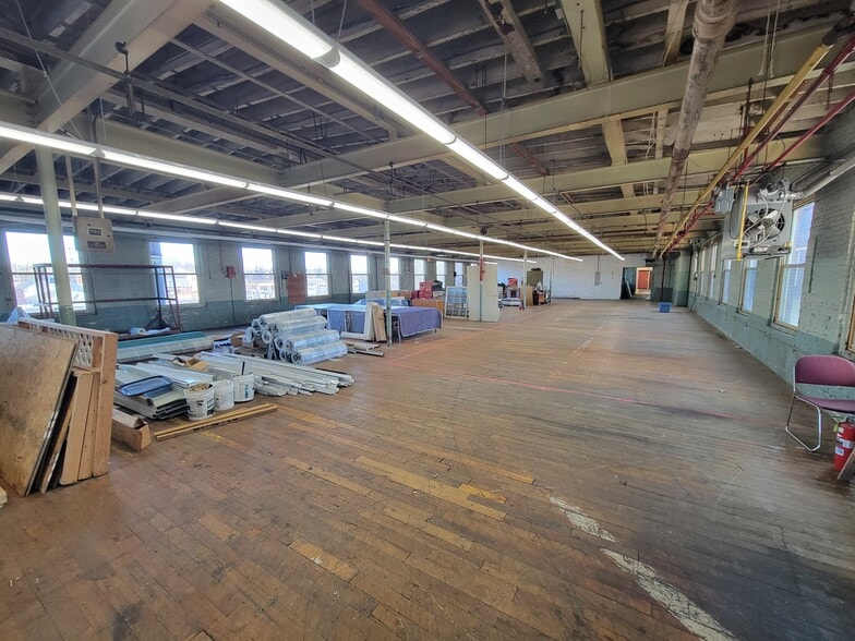 More Photos Of 100 Pleasant St, Dracut Self Storage For Lease