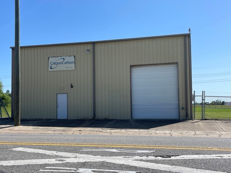 Primary Photo Of 510 Miller Ave, Westlake Warehouse For Lease