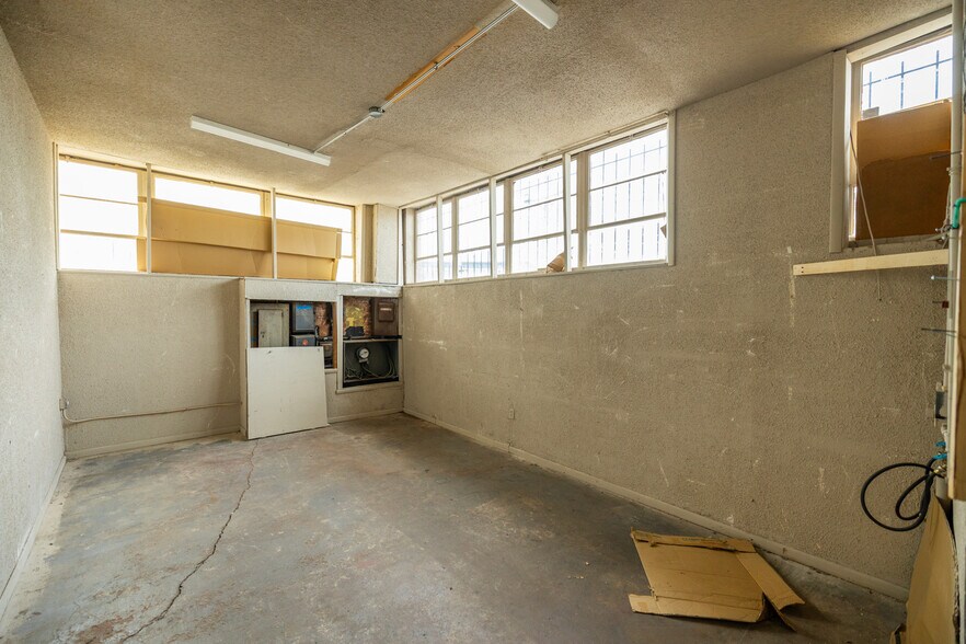 More Photos Of 1016-1020 N 10th St, Kansas City Light Distribution For Sale