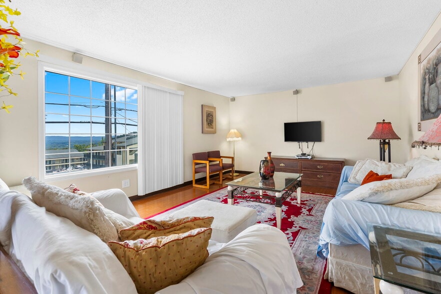 More Photos Of 1325 W Highway 76, Branson Hotel For Sale