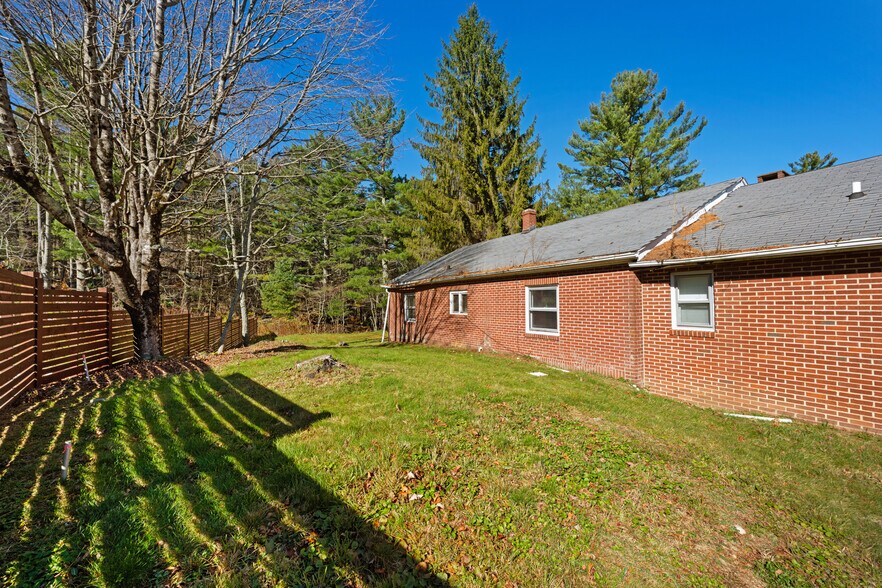 More Photos Of 986 Ransom St, Blowing Rock Hotel For Sale