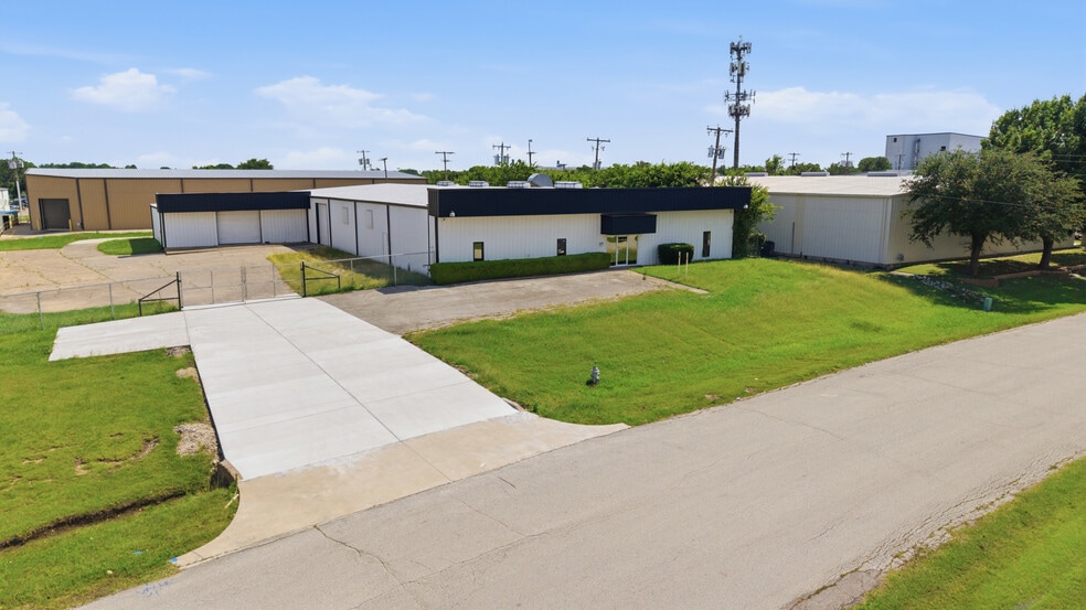 More Photos Of 1200 N Commercial Blvd, Arlington Warehouse For Sale