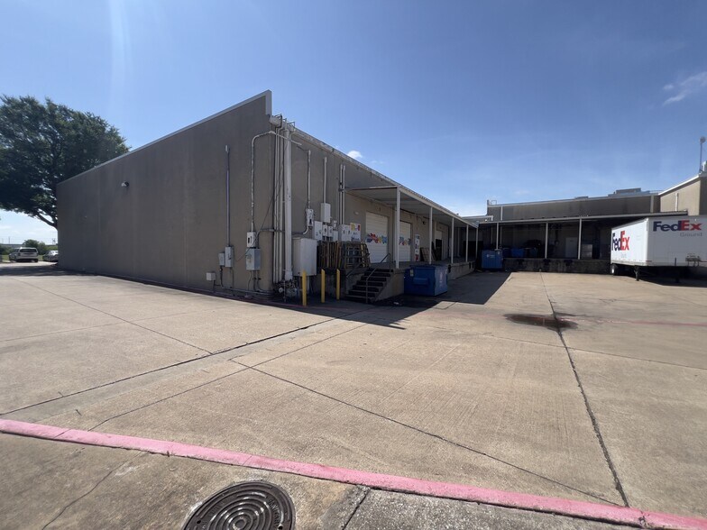More Photos Of 1825 E Plano Pky, Plano Light Manufacturing For Lease