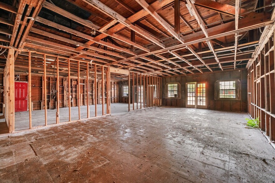 More Photos Of 2219 S Flores St, San Antonio Freestanding For Sale