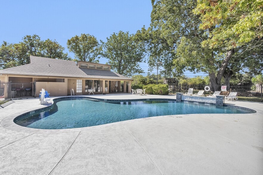 More Photos Of 17578 Highway 105, Montgomery Hotel For Sale