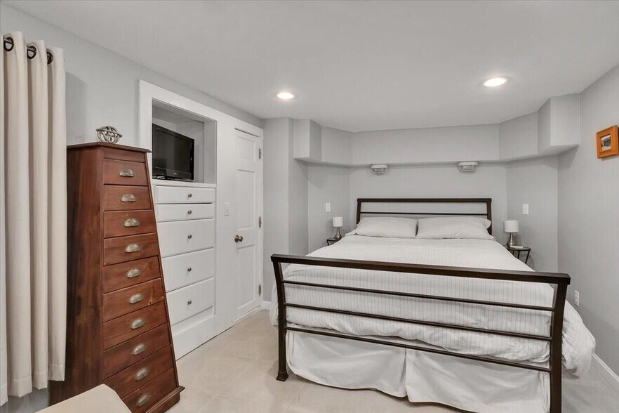 More Photos Of 139 A Bradford St, Provincetown Storefront Retail Residential For Sale