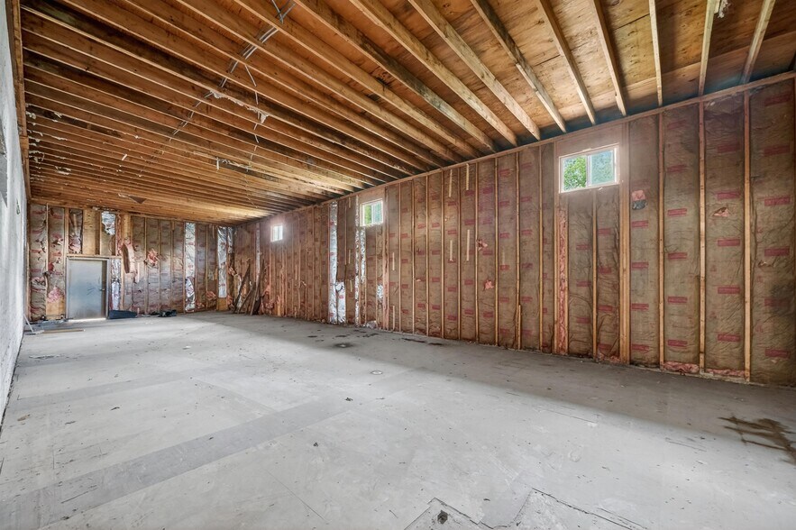 More Photos Of 14 Route 17k, Newburgh Freestanding For Sale