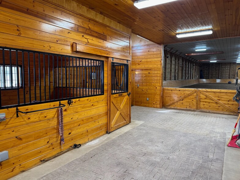 More Photos Of 115 Hilltop Dr, Phoenix Sports And Entertainment For Sale