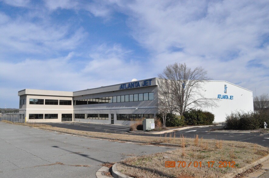 More Photos Of 490 Briscoe Blvd, Lawrenceville Airplane Hangar For Sale