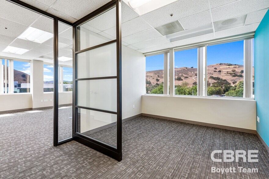 More Photos Of 26025 Mureau Rd, Calabasas Office For Sale