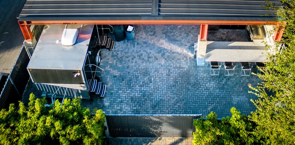 More Photos Of 3158 24th Ave N, Saint Petersburg Showroom For Sale