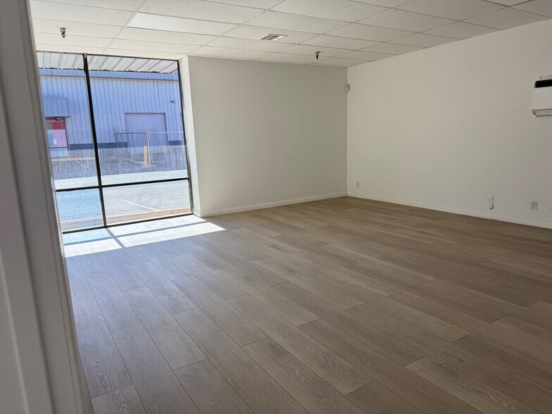 More Photos Of 2900 S Highland Dr, Las Vegas Warehouse For Lease