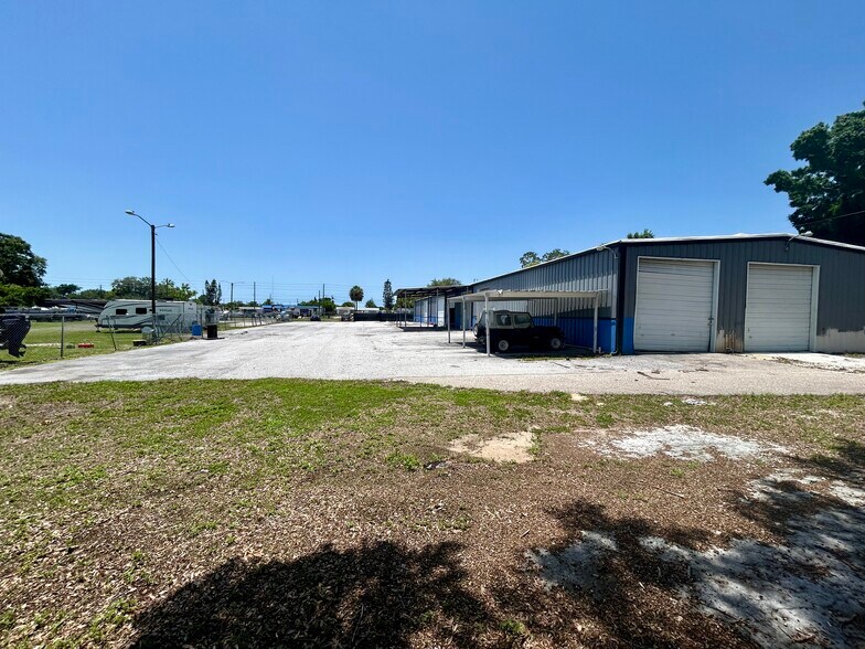 More Photos Of 2300 Grand Blvd, Holiday Flex For Sale