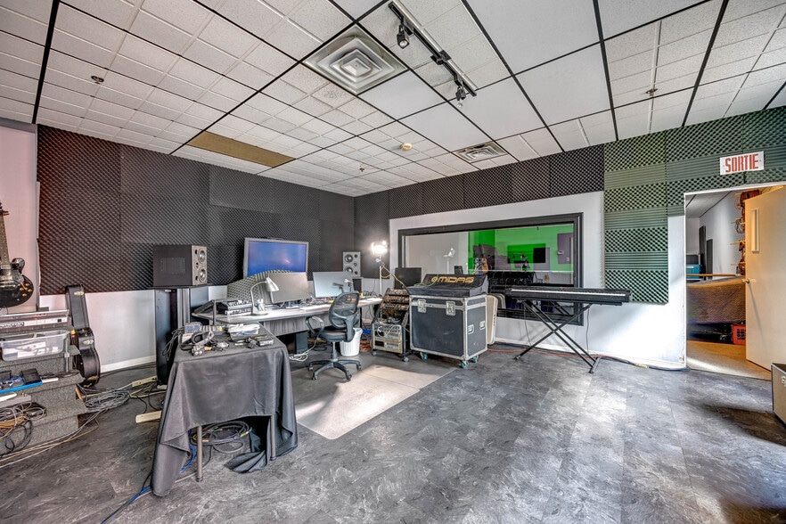 More Photos Of 2251 Av Papineau, Montréal Light Distribution For Sale