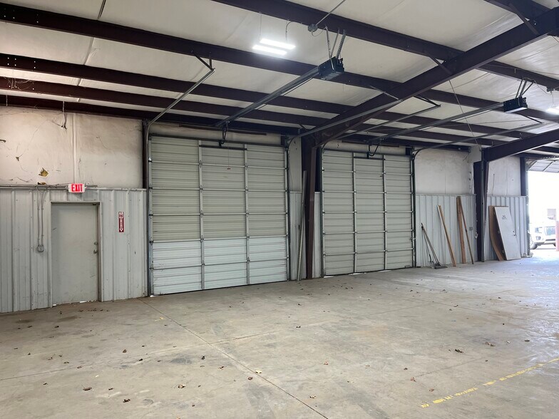 More Photos Of 8213 Glade Ave, Oklahoma City Warehouse For Lease