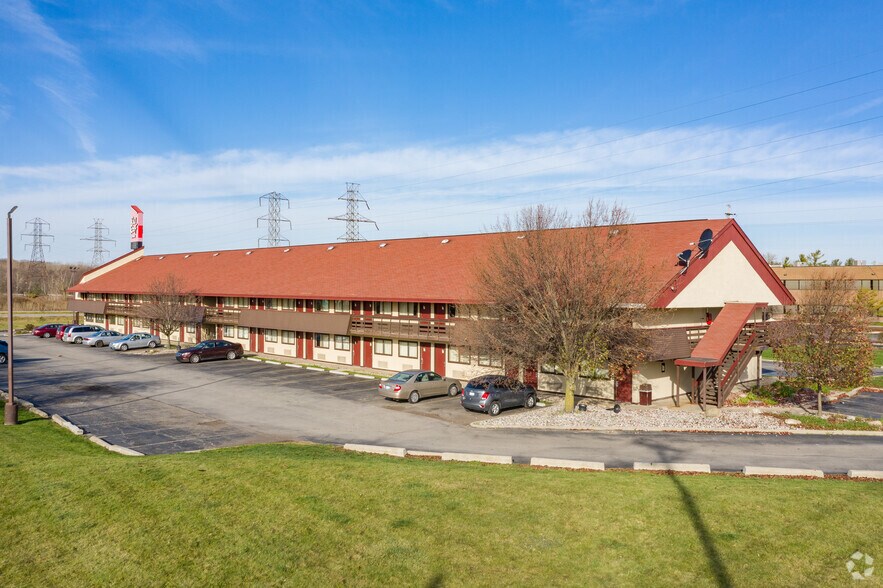 Primary Photo Of 3615 Dunckel Dr, Lansing Hotel For Sale