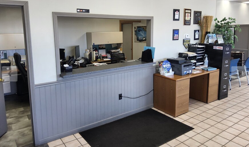More Photos Of 1621 N Henderson St, Galesburg General Retail For Sale