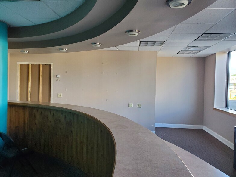 More Photos Of 2425 Hyde Park Blvd, Niagara Falls Freestanding For Lease