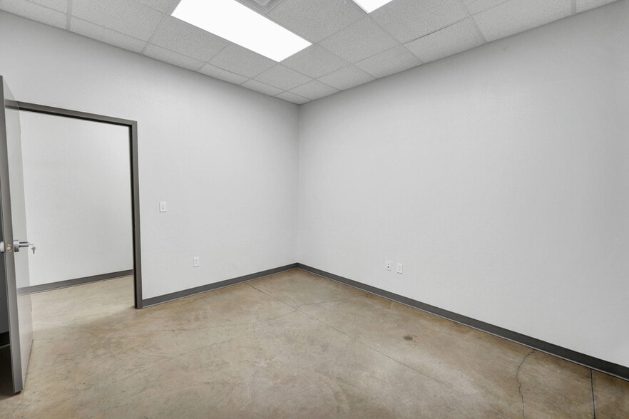 More Photos Of 7509 W Industrial Ave, Midland Warehouse For Lease