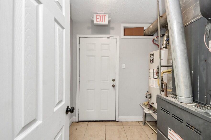 More Photos Of 2001 John St, Pasadena Office For Sale