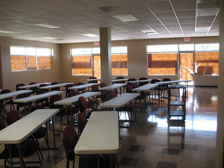 More Photos Of 13190 Highway 92, Woodstock Freestanding For Lease