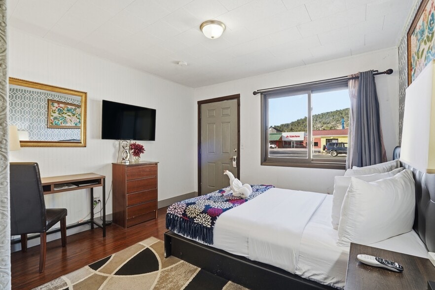 More Photos Of 214 E Cleveland St, Sundance Hotel For Sale