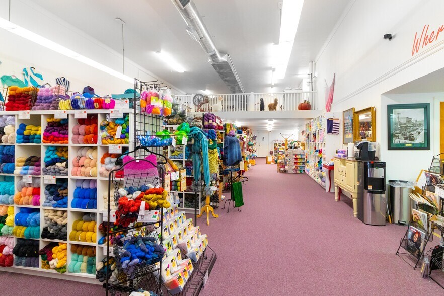 More Photos Of 622-630 SE Jackson St, Roseburg Storefront For Sale