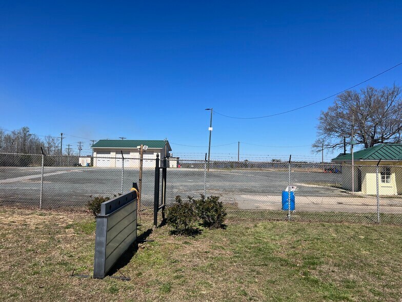 More Photos Of 1625 N US Highway 29, Salisbury Flex For Sale
