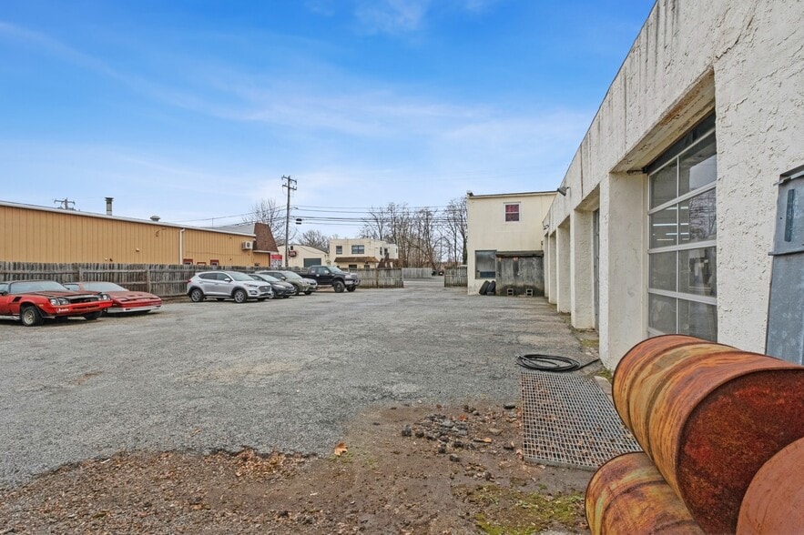 More Photos Of 2217 Farragut ave, Bristol Service For Sale