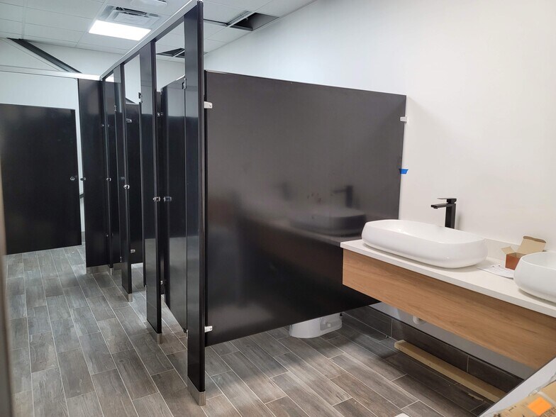 More Photos Of 6838 Hoffner Ave, Orlando Warehouse For Sale